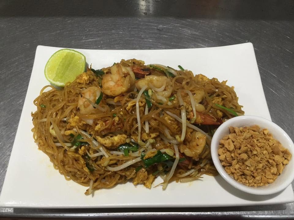 Pad Thai with prawns, lime and crushed peanuts